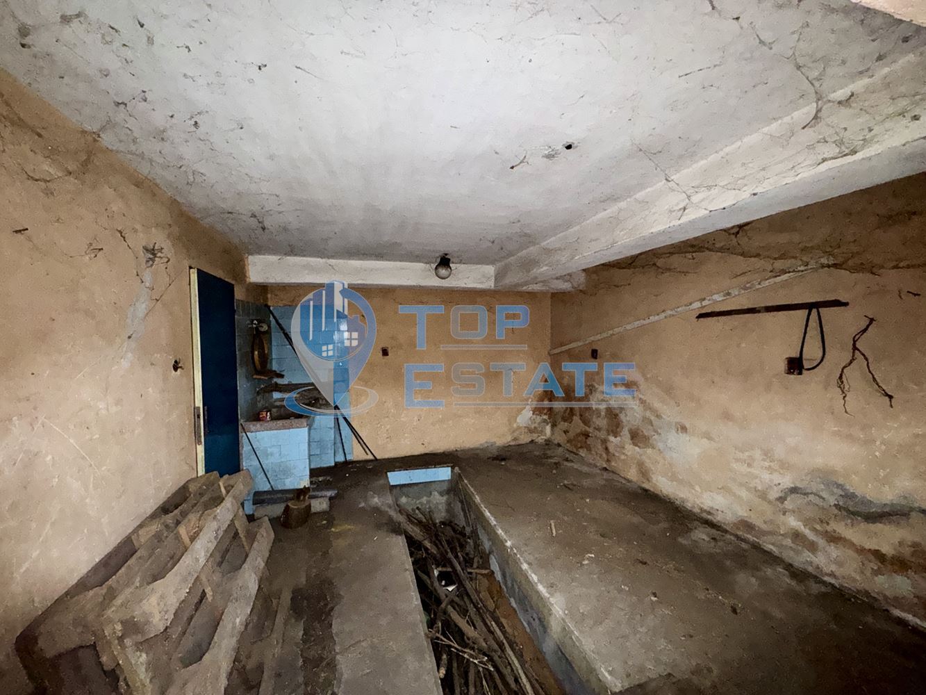 Етаж от къща с гараж в град Павликени, област Велико Търново - 0