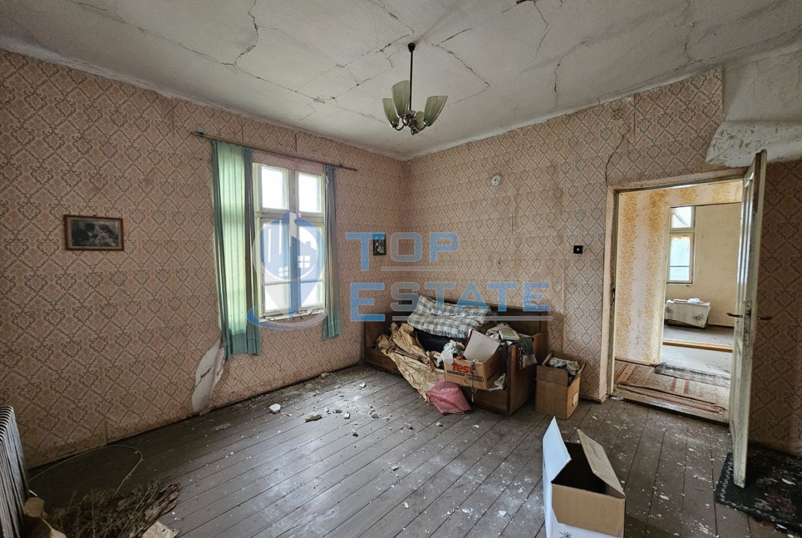 Двуетажна тухлена къща с гараж и двор в село Пиперково, област Русе - 0