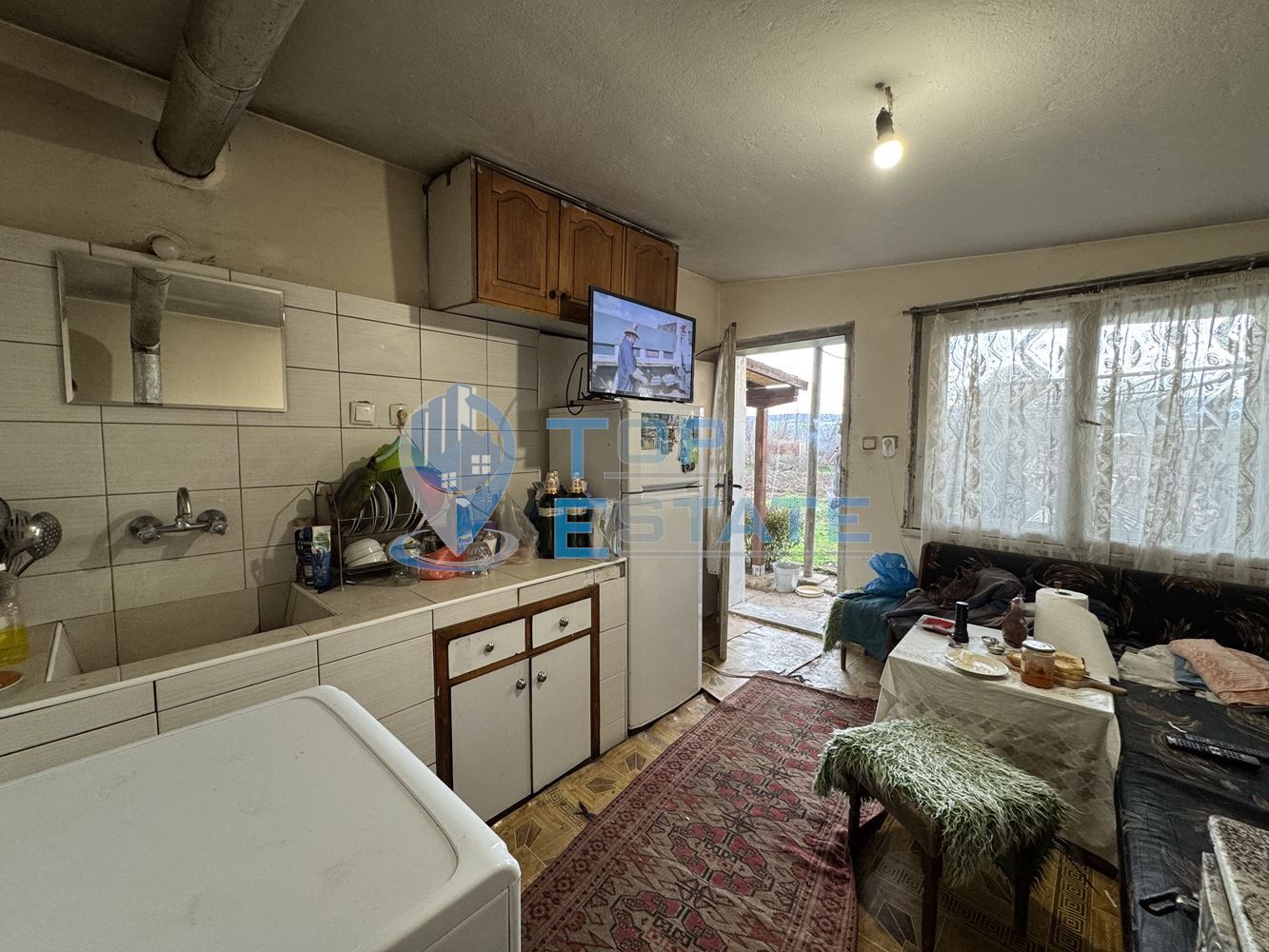 Тухлена къща с голям двор в с. Хотница, област Велико Търново-0 Тухлена къща с голям двор в с. Хотница, област Велико Търново - 0