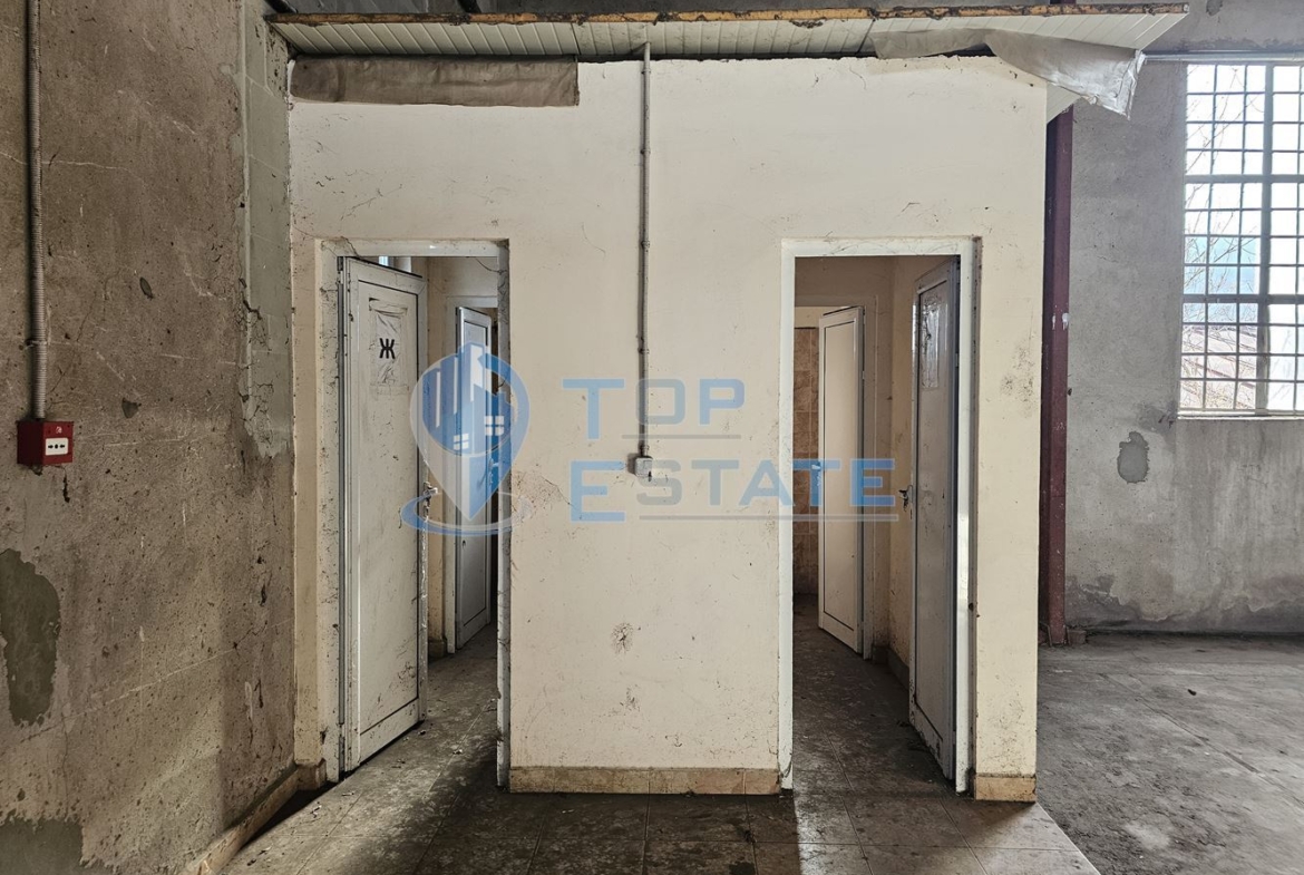 Инвестиционен промишлен имот с 2400 кв. м застроена площ и парцел с площ 20 дка - 0