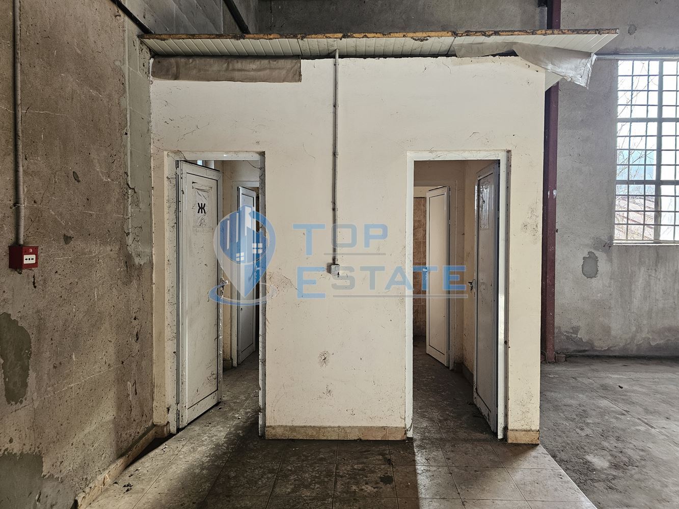 Инвестиционен промишлен имот с 2400 кв. м застроена площ и парцел с площ 20 дка - 0