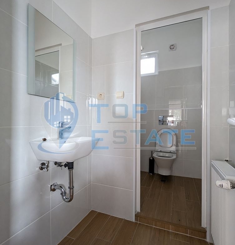 Търговска сграда на два етажа в центъра на град Златарица - 0