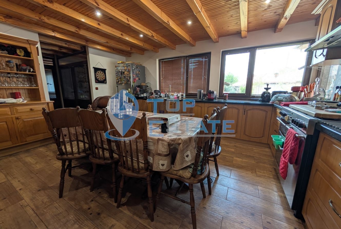 Две къщи, лятна кухня и гараж с голям двор в град Горна Оряховица - 0