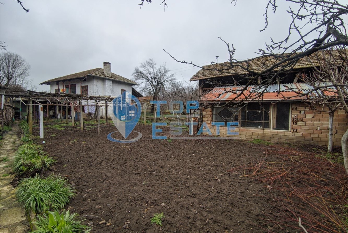 Двуетажна къща с голям двор в село Мусина - 0