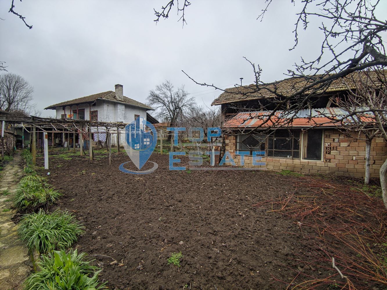 Двуетажна къща с голям двор в село Мусина - 0