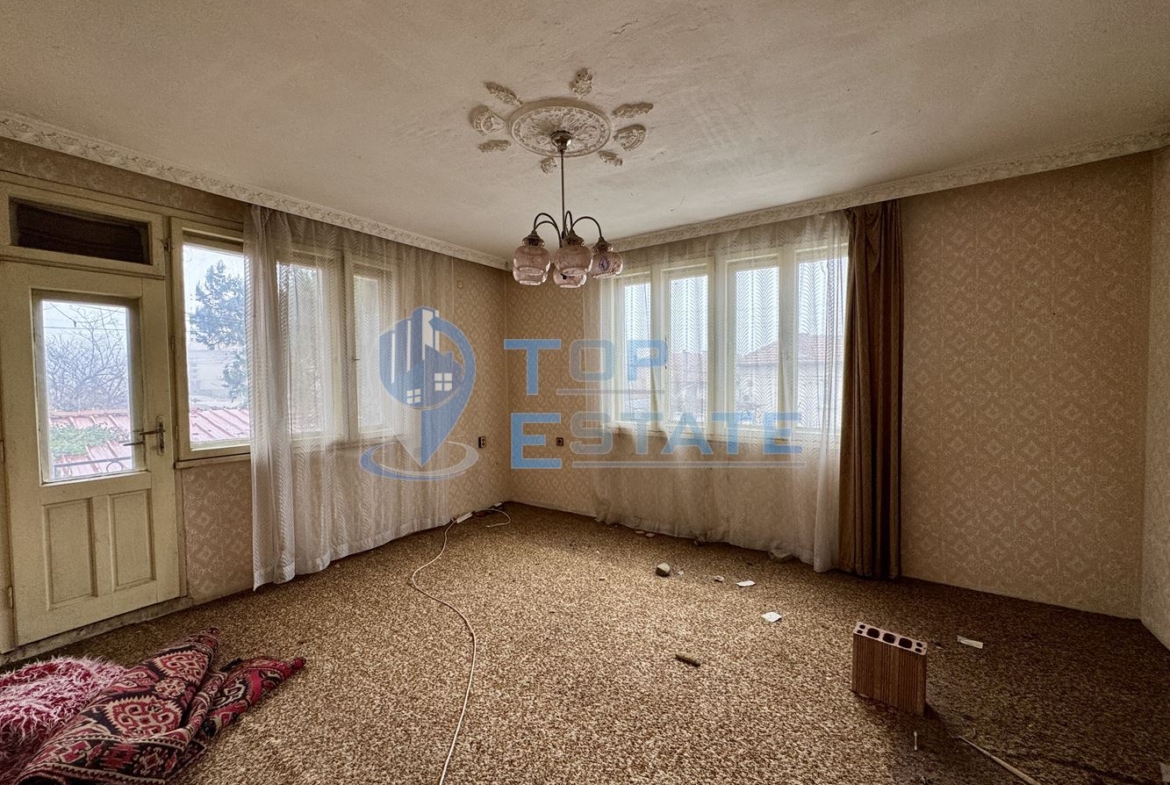 Етаж от къща с гараж в град Павликени, област Велико Търново - 0