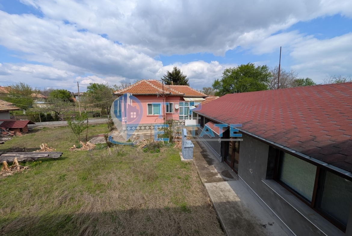 Две къщи, лятна кухня и гараж с голям двор в град Горна Оряховица - 0