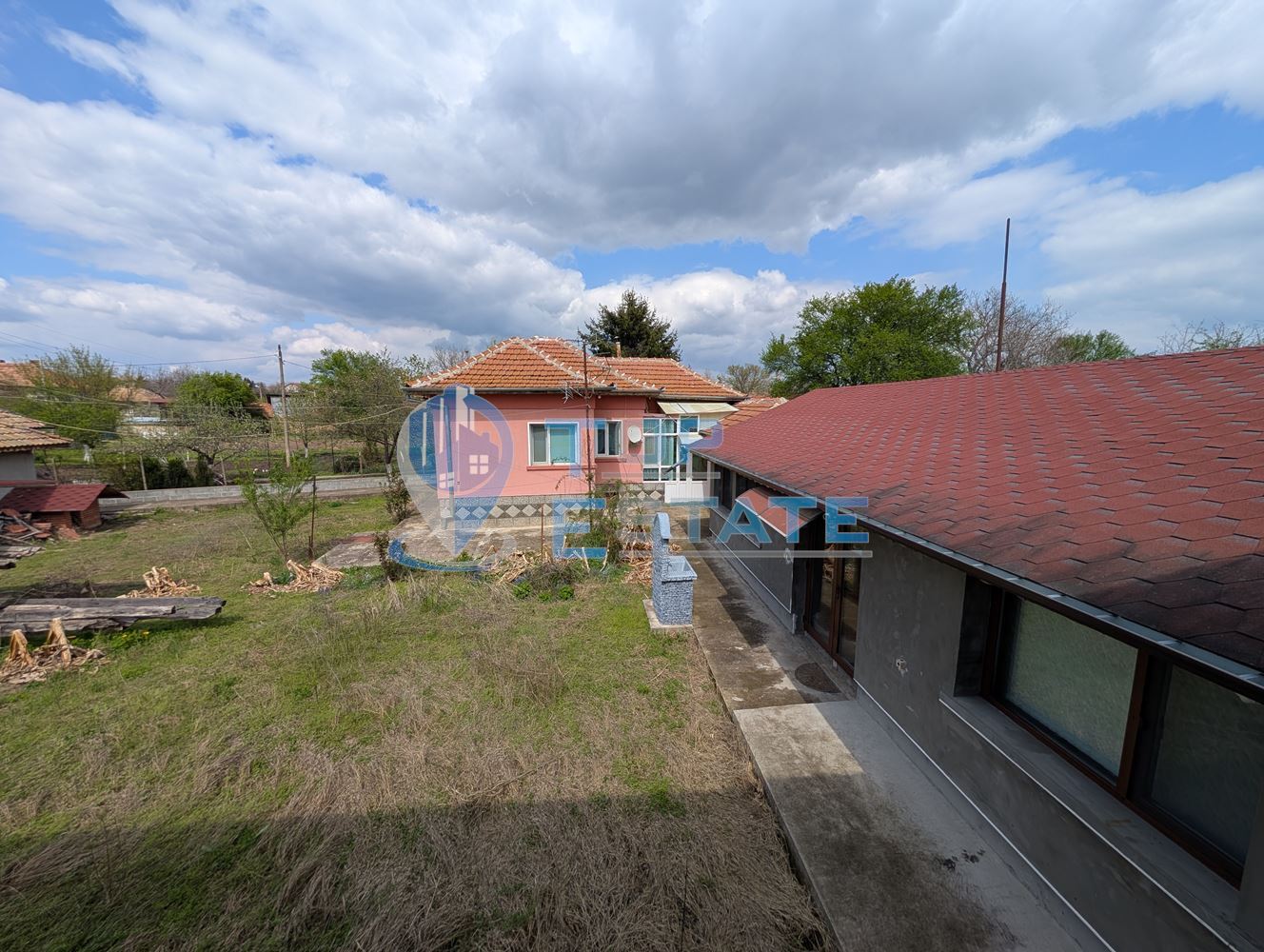 Две къщи, лятна кухня и гараж с голям двор в град Горна Оряховица - 0