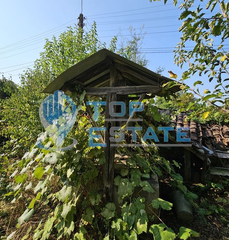 Тухлена къща с голям двор и стопански постройки на централна улица в село Върбица, област Велико Търново - 0