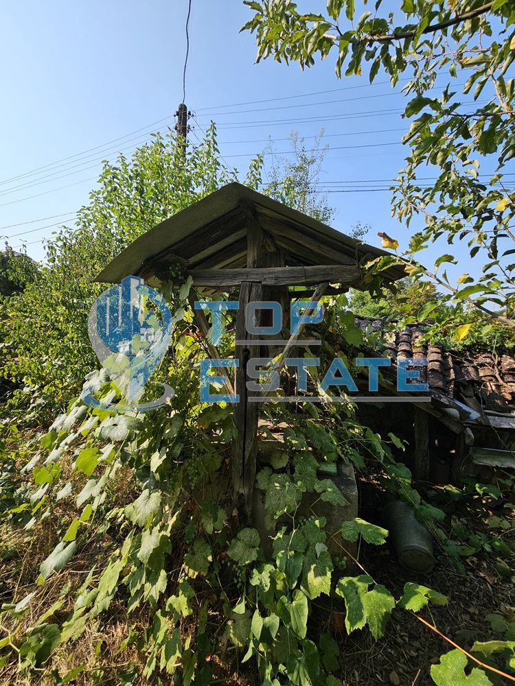 Тухлена къща с голям двор и стопански постройки на централна улица в село Върбица, област Велико Търново-0 Тухлена къща с голям двор и стопански постройки на централна улица в село Върбица, област Велико Търново - 0