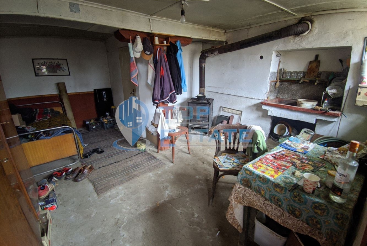 Двуетажна къща с голям двор в село Мусина - 0