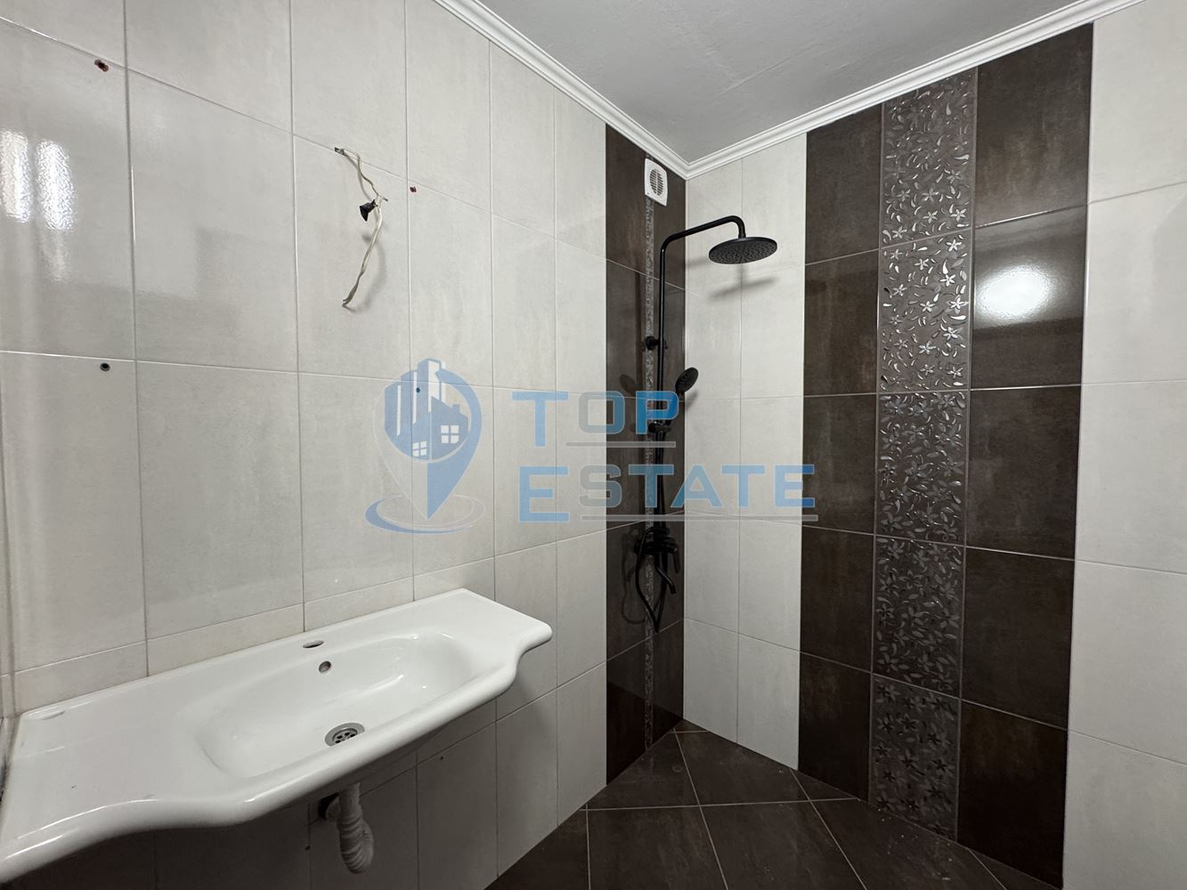 Обзаведен тристаен апартамент под наем с две спални в кв. Акация, гр. Велико Търново - 0