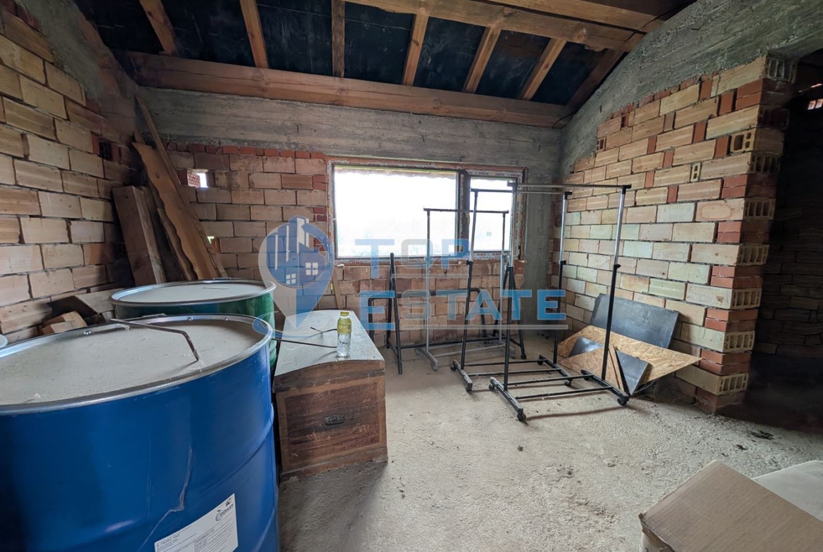 Две къщи, лятна кухня и гараж с голям двор в град Горна Оряховица - 0