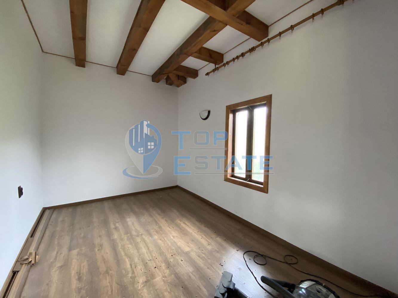 Двуетажна тухлена къща с панорамна гледка в Еленския балкан-0 Двуетажна тухлена къща с панорамна гледка в Еленския балкан - 0