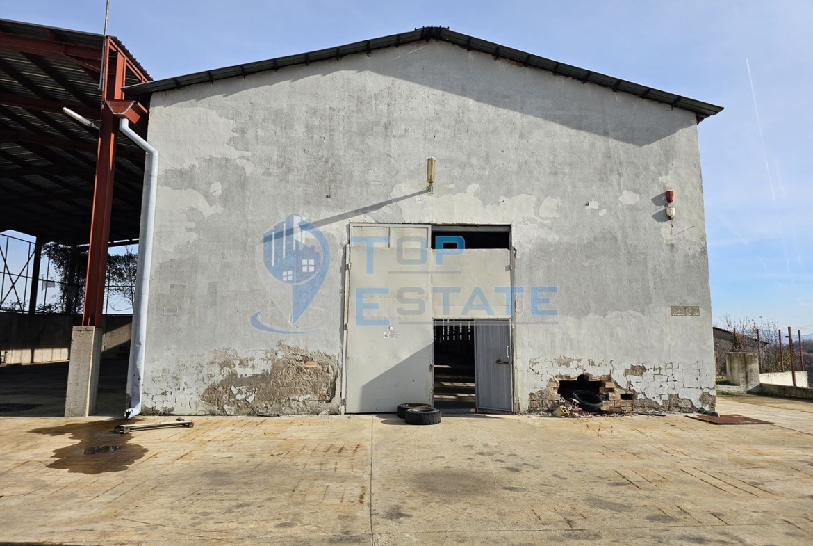 Инвестиционен промишлен имот с 2400 кв. м застроена площ и парцел с площ 20 дка - 0