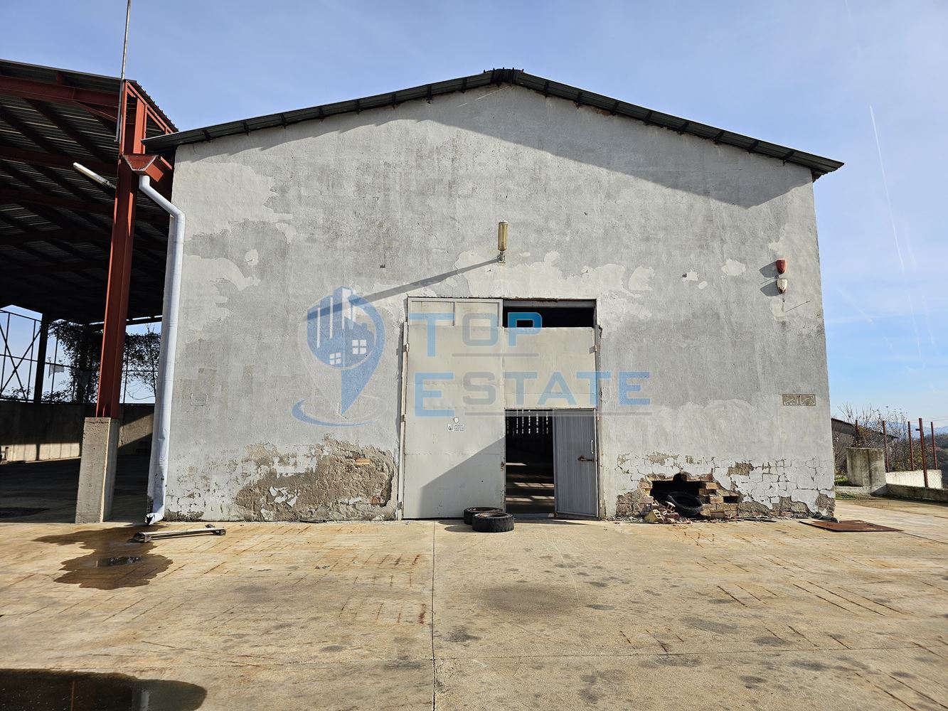 Инвестиционен промишлен имот с 2400 кв. м застроена площ и парцел с площ 20 дка - 0
