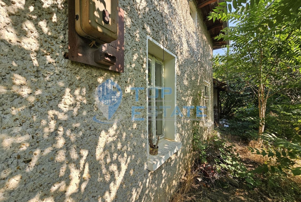 Тухлена къща с голям двор и стопански постройки на централна улица в село Върбица, област Велико Търново - 0