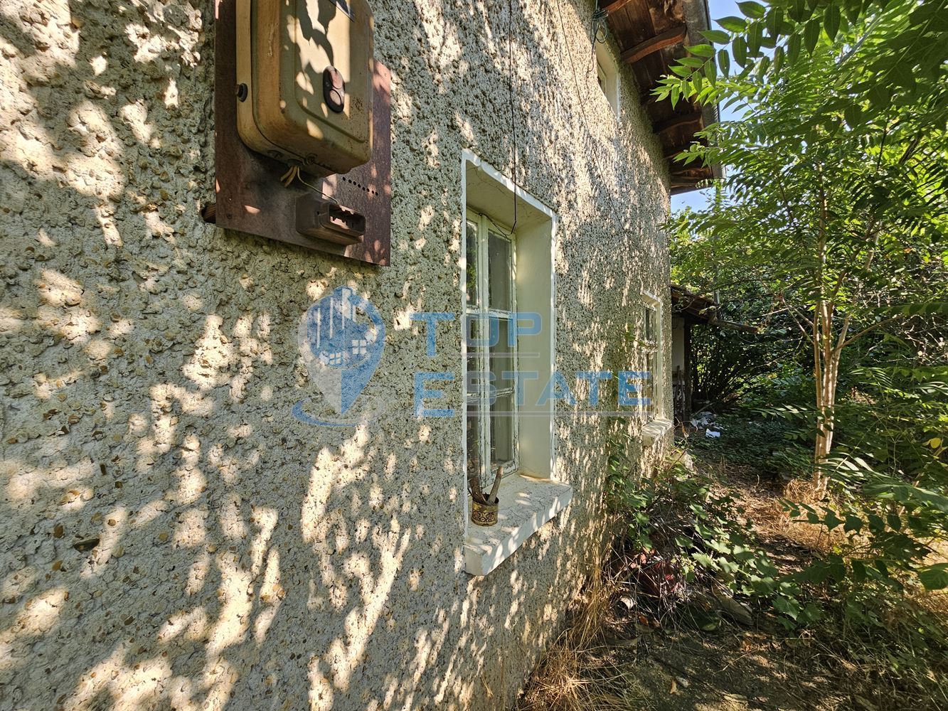 Тухлена къща с голям двор и стопански постройки на централна улица в село Върбица, област Велико Търново-0 Тухлена къща с голям двор и стопански постройки на централна улица в село Върбица, област Велико Търново - 0