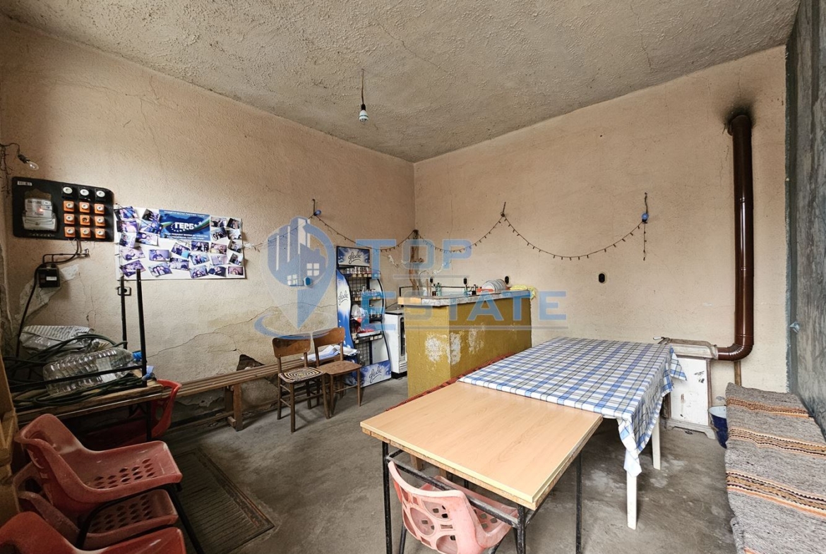 Двуетажна тухлена къща с гараж и двор в село Пиперково, област Русе - 0