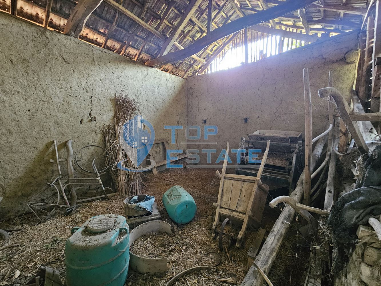 Тухлена къща с голям двор и стопански постройки на централна улица в село Върбица, област Велико Търново-0 Тухлена къща с голям двор и стопански постройки на централна улица в село Върбица, област Велико Търново - 0