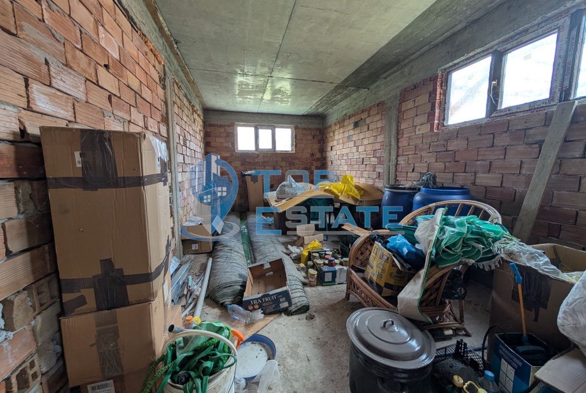 Две къщи, лятна кухня и гараж с голям двор в град Горна Оряховица - 0