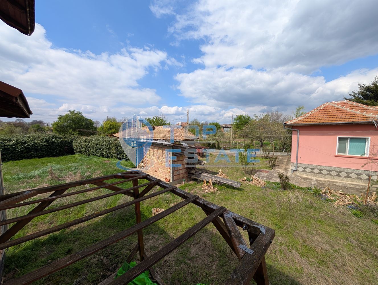 Две къщи, лятна кухня и гараж с голям двор в град Горна Оряховица - 0