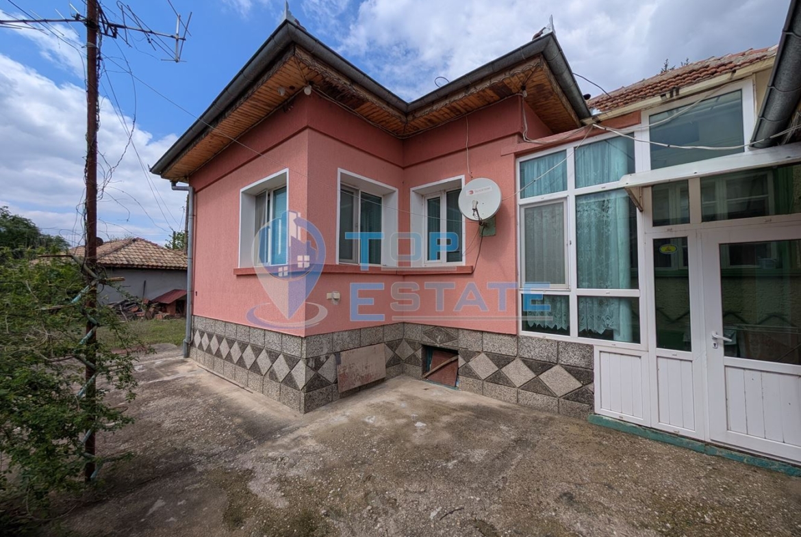 Две къщи, лятна кухня и гараж с голям двор в град Горна Оряховица - 0