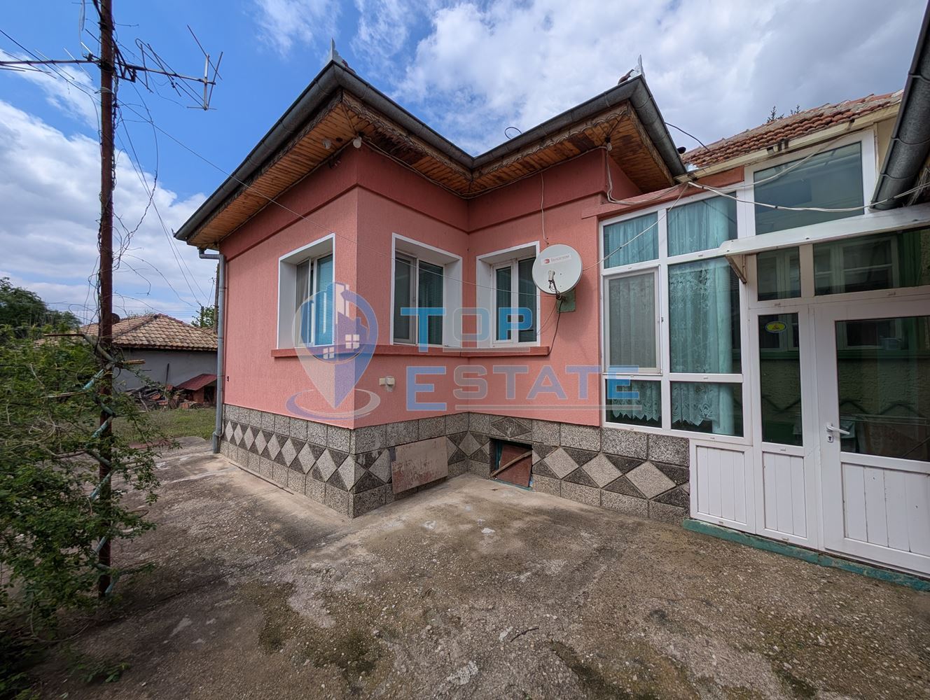 Две къщи, лятна кухня и гараж с голям двор в град Горна Оряховица - 0