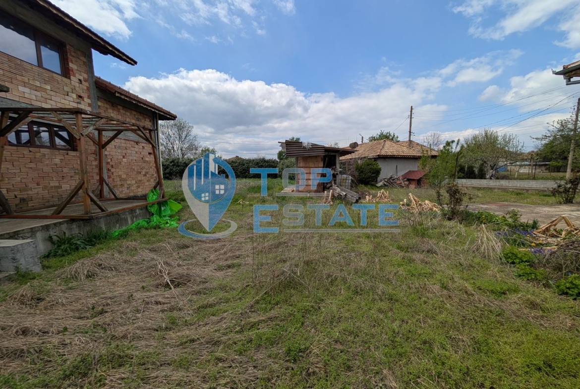 Две къщи, лятна кухня и гараж с голям двор в град Горна Оряховица - 0