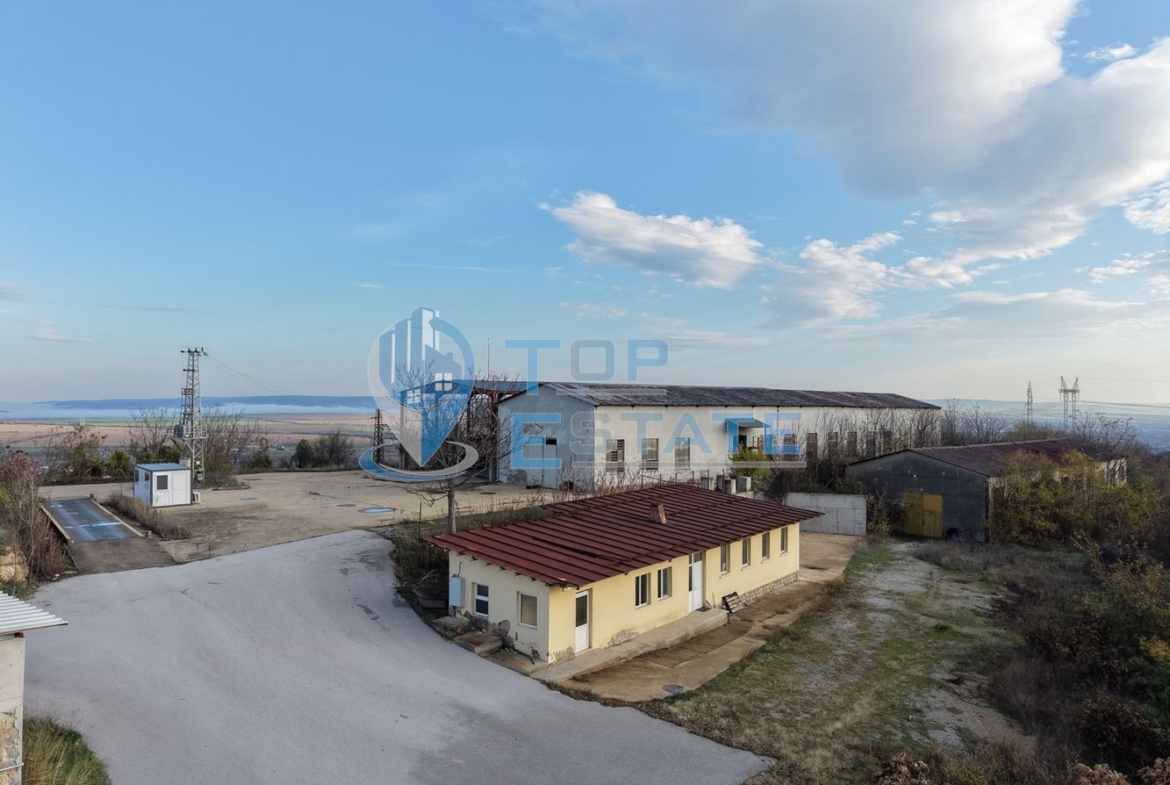 Инвестиционен промишлен имот с 2400 кв. м застроена площ и парцел с площ 20 дка - 0