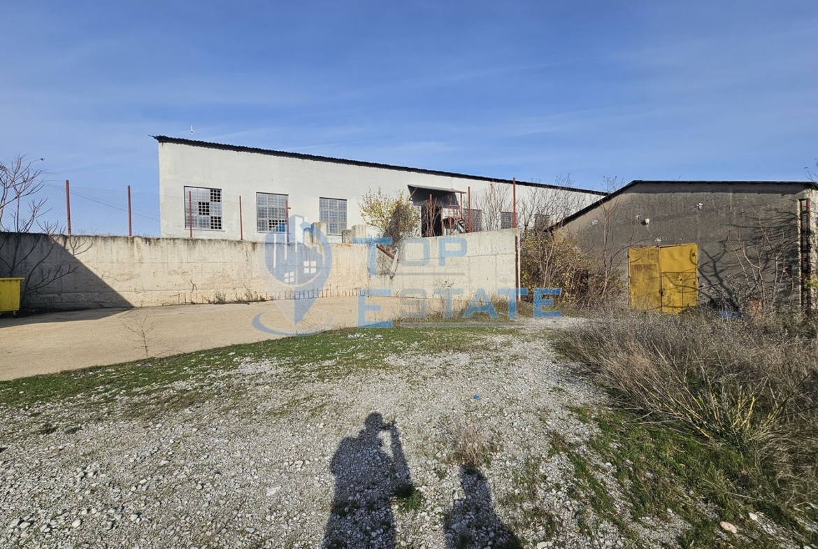 Инвестиционен промишлен имот с 2400 кв. м застроена площ и парцел с площ 20 дка - 0