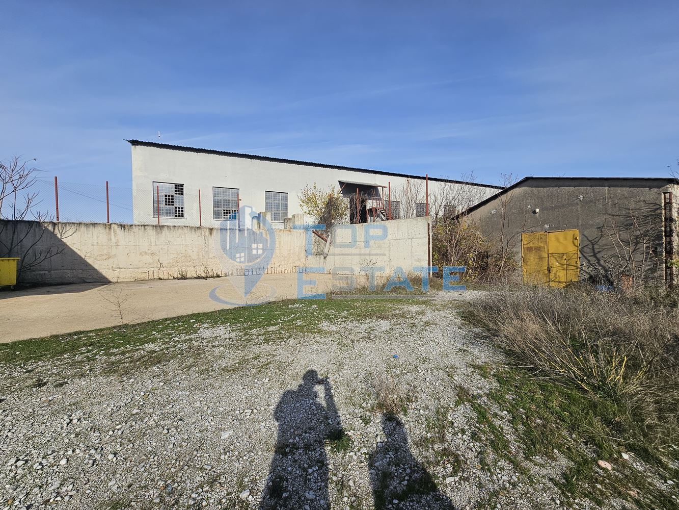 Инвестиционен промишлен имот с 2400 кв. м застроена площ и парцел с площ 20 дка - 0