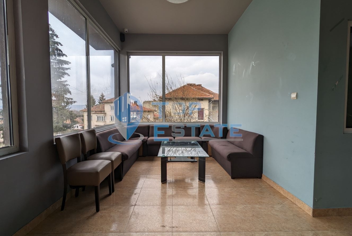 Търговска сграда на два етажа в центъра на град Златарица - 0