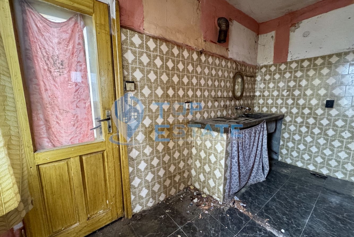 Етаж от къща с гараж в град Павликени, област Велико Търново - 0