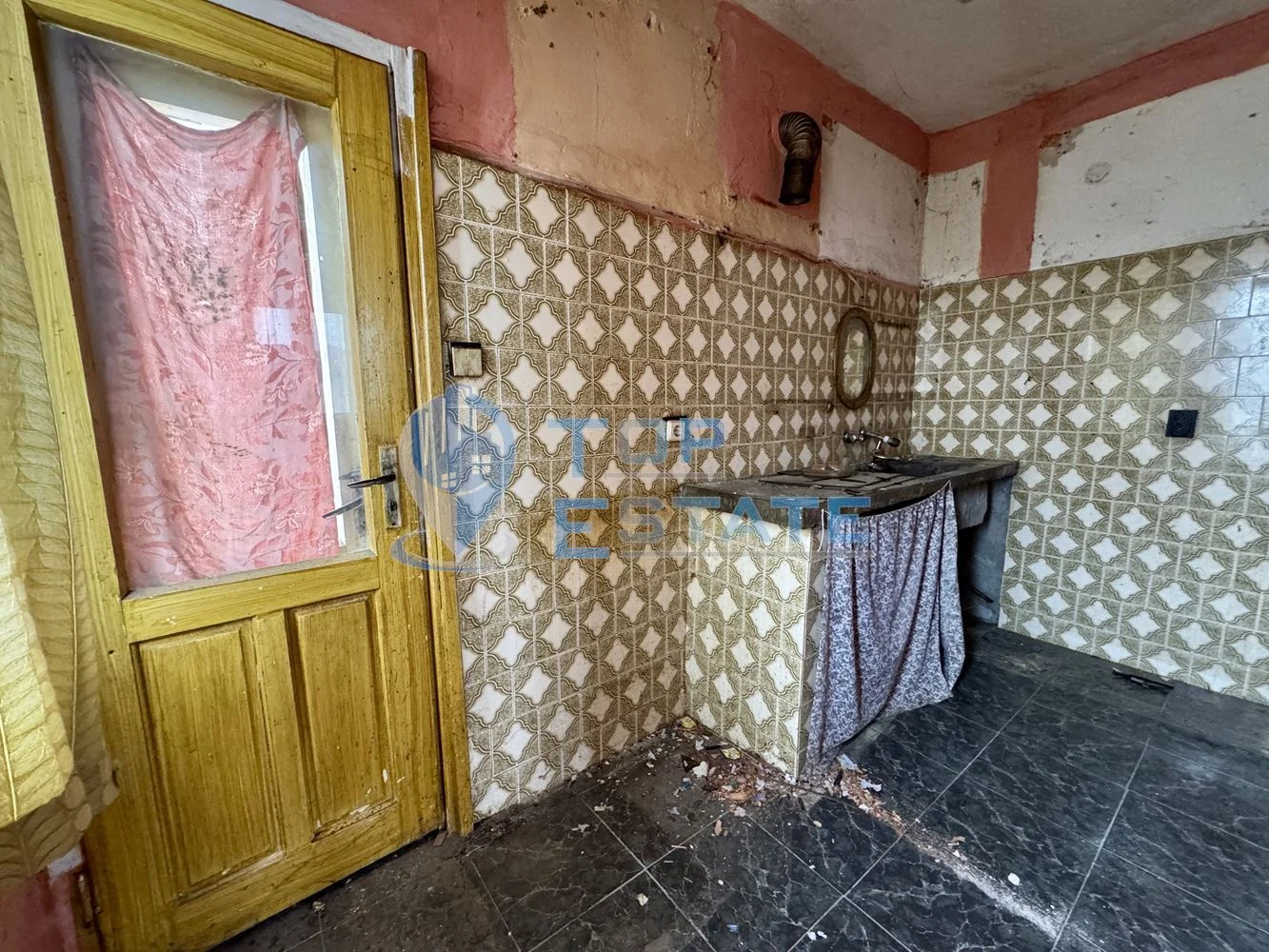 Етаж от къща с гараж в град Павликени, област Велико Търново - 0
