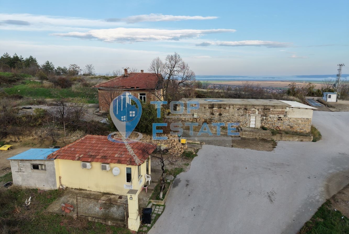 Инвестиционен промишлен имот с 2400 кв. м застроена площ и парцел с площ 20 дка - 0