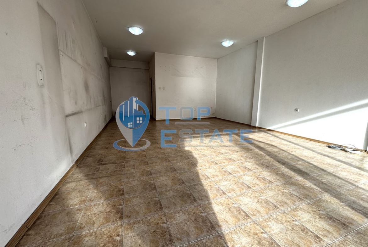 Магазин с лице към главна улица в широкия центрър на град Велико Търново - 0