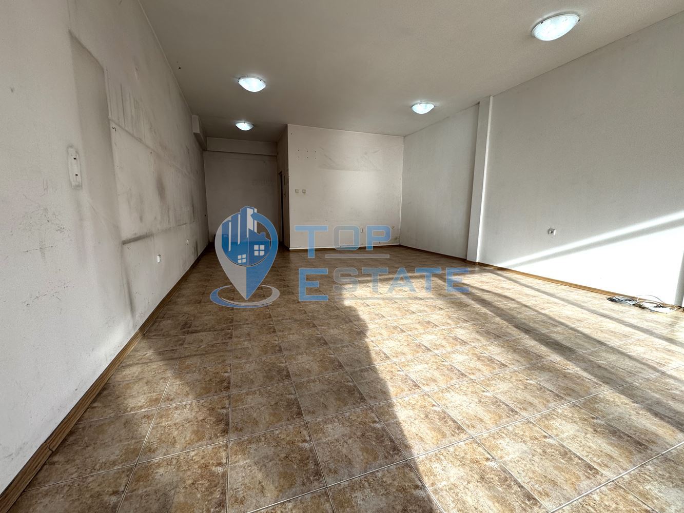 Магазин с лице към главна улица в широкия центрър на град Велико Търново - 0