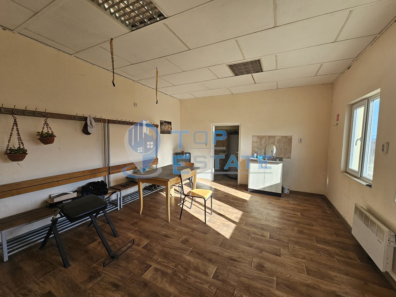 Инвестиционен промишлен имот с 2400 кв. м застроена площ и парцел с площ 20 дка - 0