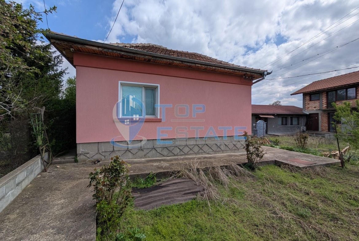 Две къщи, лятна кухня и гараж с голям двор в град Горна Оряховица - 0