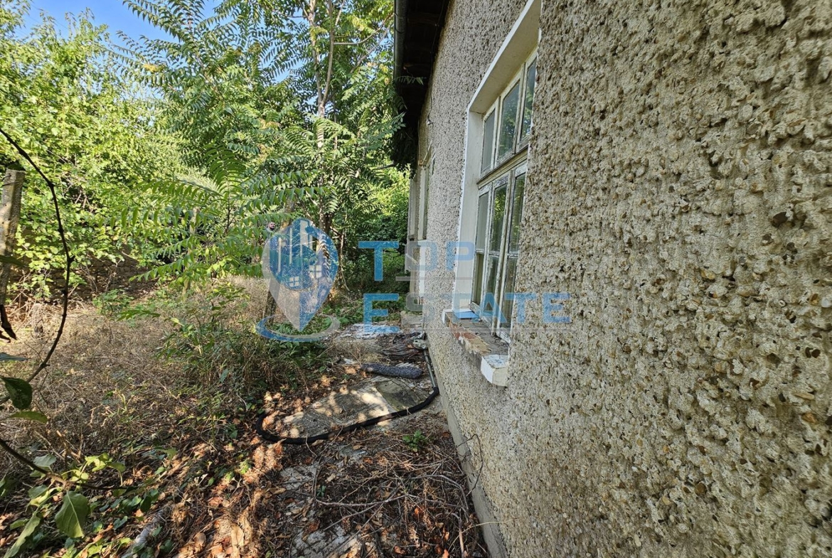 Тухлена къща с голям двор и стопански постройки на централна улица в село Върбица, област Велико Търново - 0