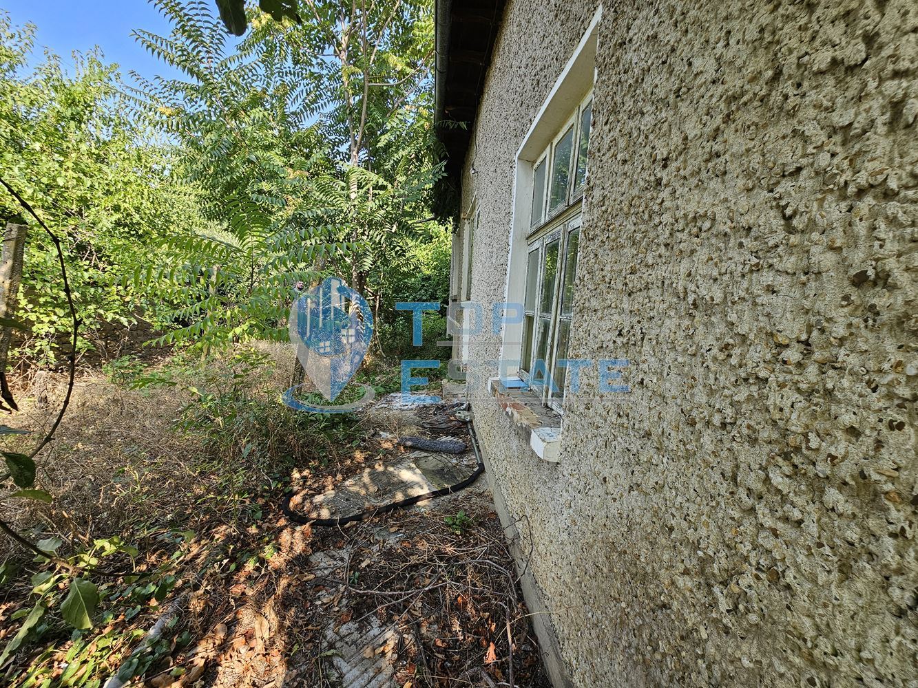 Тухлена къща с голям двор и стопански постройки на централна улица в село Върбица, област Велико Търново-0 Тухлена къща с голям двор и стопански постройки на централна улица в село Върбица, област Велико Търново - 0