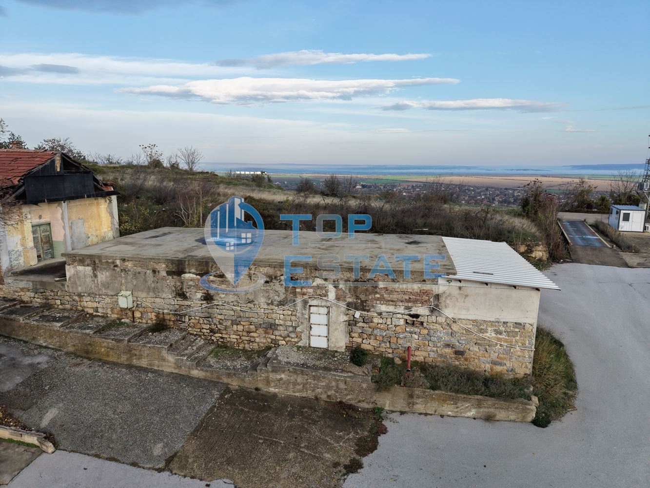 Инвестиционен промишлен имот с 2400 кв. м застроена площ и парцел с площ 20 дка - 0