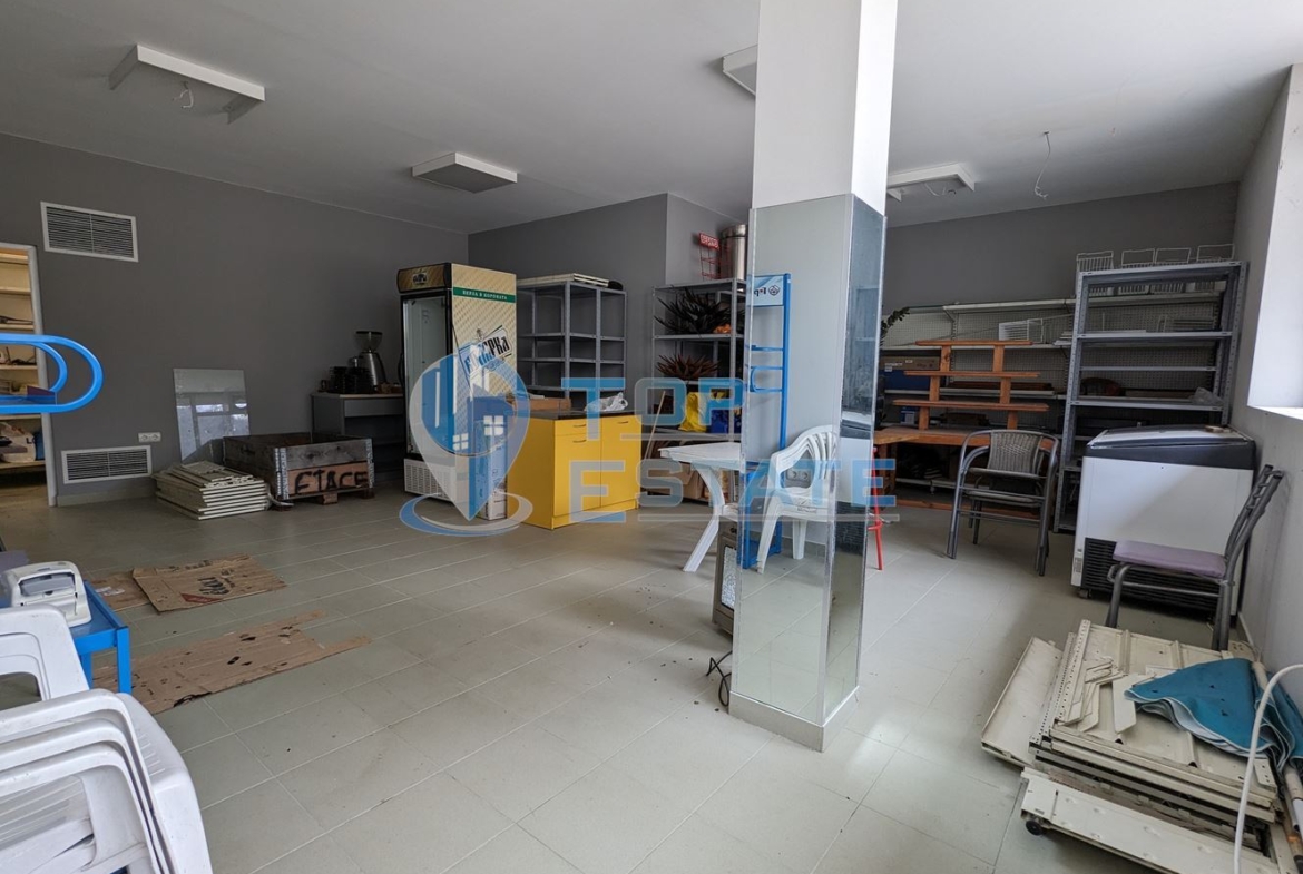 Търговска сграда на два етажа в центъра на град Златарица - 0