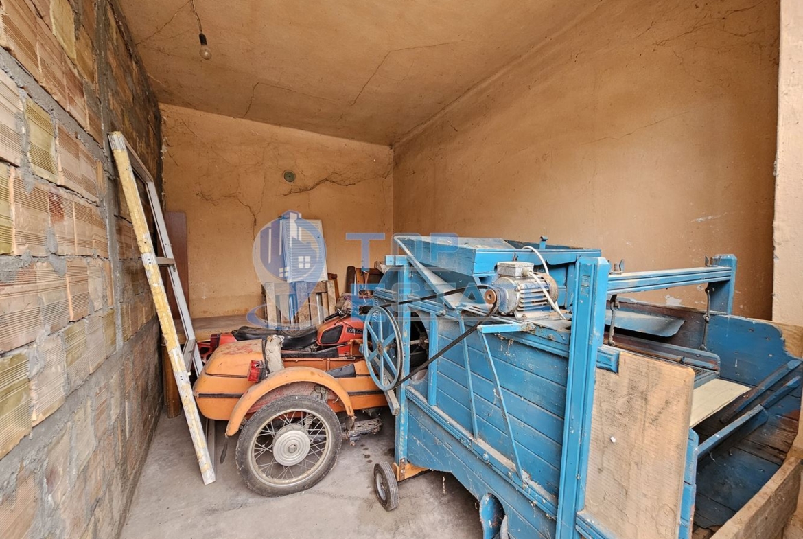 Двуетажна тухлена къща с гараж и двор в село Пиперково, област Русе - 0