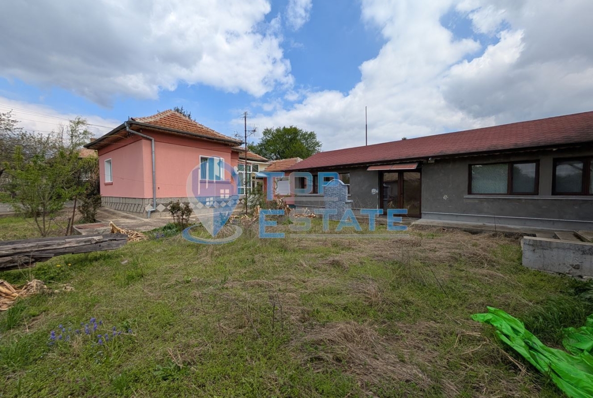 Две къщи, лятна кухня и гараж с голям двор в град Горна Оряховица - 0