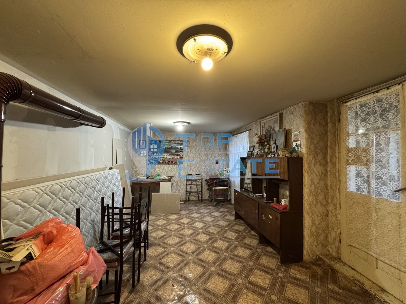 Тухлена къща с голям двор в с. Хотница, област Велико Търново-0 Тухлена къща с голям двор в с. Хотница, област Велико Търново - 0