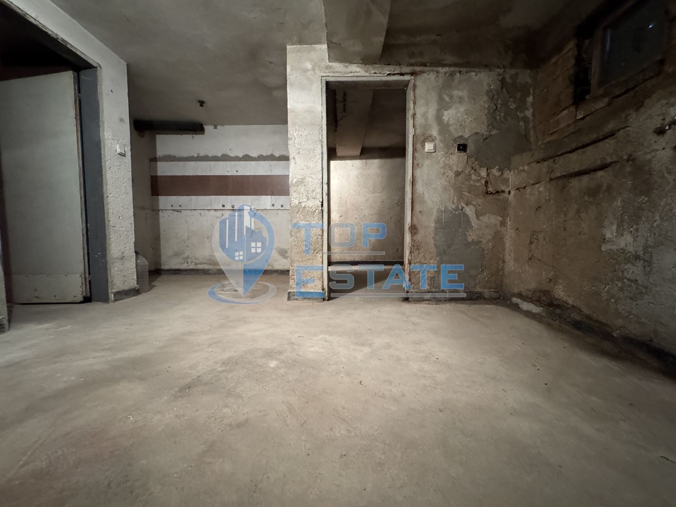 Просторно южно търговско помещение в центъра на град Велико Търново-0 Просторно южно търговско помещение в центъра на град Велико Търново - 0