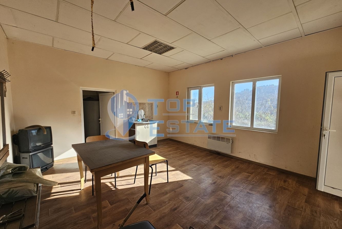 Инвестиционен промишлен имот с 2400 кв. м застроена площ и парцел с площ 20 дка - 0