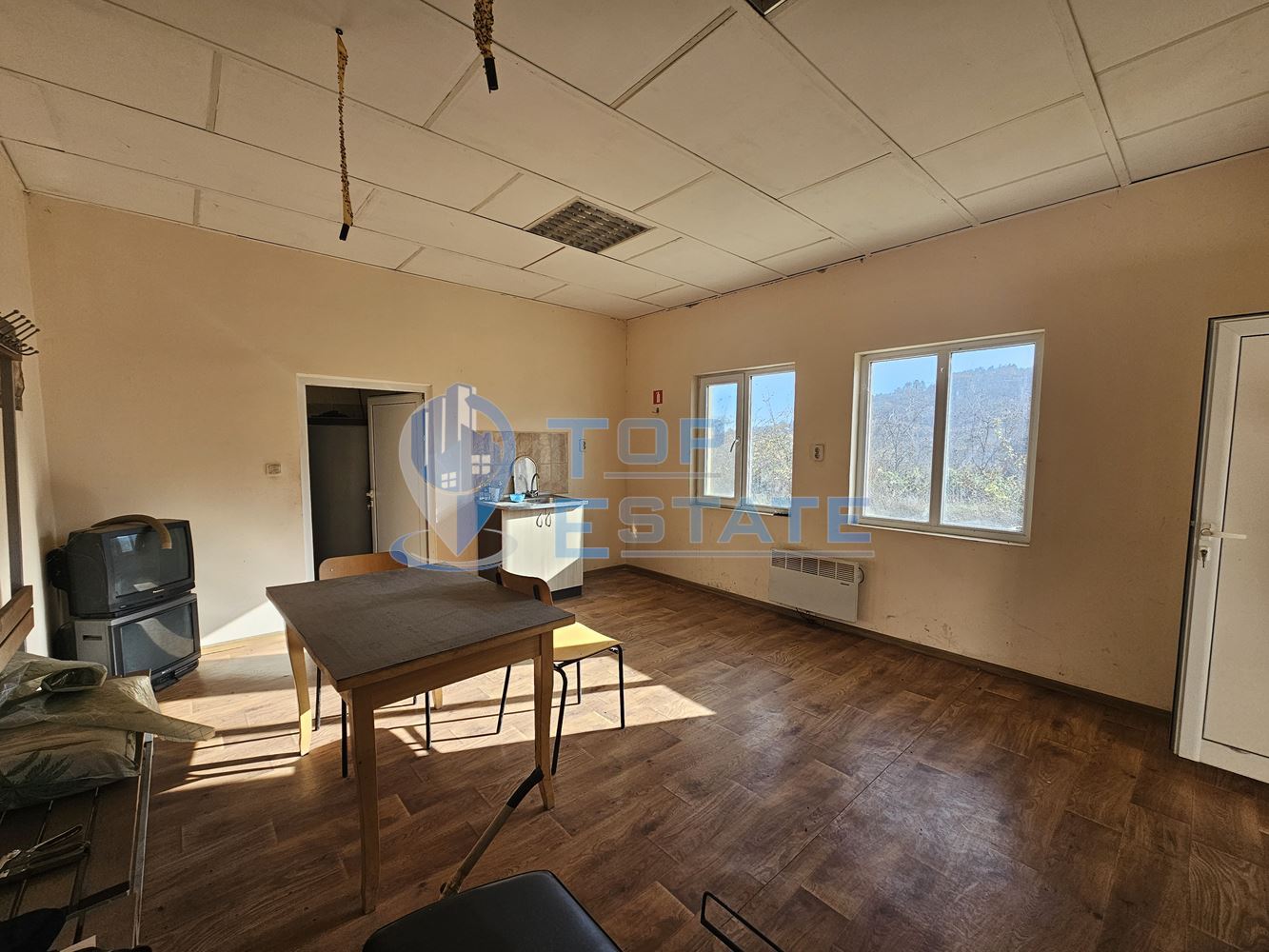 Инвестиционен промишлен имот с 2400 кв. м застроена площ и парцел с площ 20 дка - 0